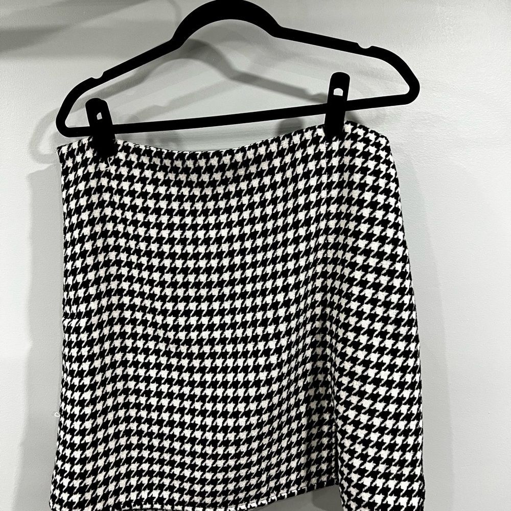 Old Navy Black & White Houndstooth Mini Skirt Size L